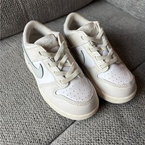 Nike Kids Low-Top Sneakers in Cream and White